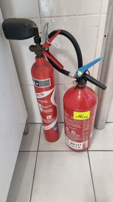 Extincteur de 6 litres à eau pulvérisé et 1 extincteur de 2 …