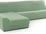 Le canapé est vert et comporte une méridienne en dessous.