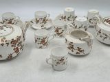 un ensemble de théières et de tasses posées sur une table