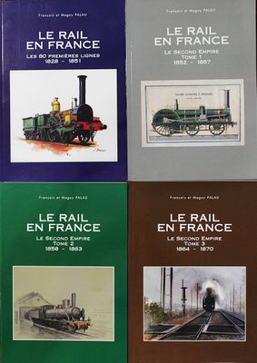 quatre livres posés sur une table, avec des images de trains sur la couverture