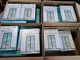 six cartons remplis de livres sont empilés les uns sur les autres sur une table