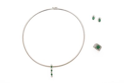 Ensemble collier et boucles d'oreilles avec des pierres vertes sur fond blanc
