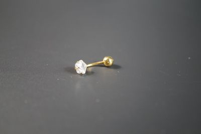 un piercing au nez en or orné d'un seul diamant