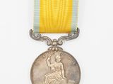Gros plan sur une médaille entourée d'un ruban