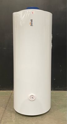 un chauffe-eau blanc posé sur un sol en béton
