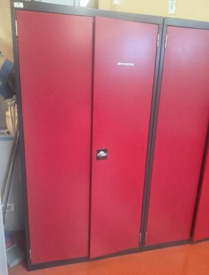 trois casiers rouges dans une pièce au sol orange