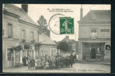 une vieille photo d'un groupe de personnes se tenant devant un bâtiment