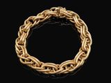 un bracelet à chaîne en or avec un fermoir sur fond noir