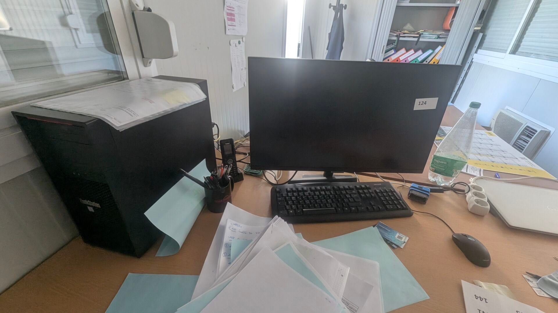 A l'extérieur, dans un Algeco: 1 ensemble informatique compr…