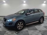 Le SUV Volvo bleu est garé sur un sol carrelé à damier.