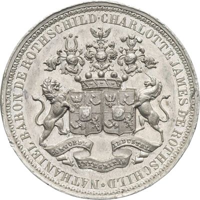 un gros plan d'une pièce d'argent sur laquelle figure un blason