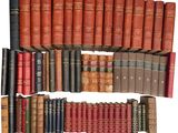 une grande collection de livres anciens est empilée les uns sur les autres
