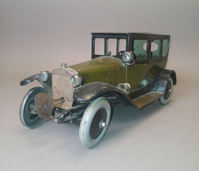 une voiture jouet posée sur une table