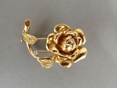 Broche rose en plaqué or jaune, ornée de cristaux transparents