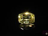 gros plan d'un diamant jaune sur une surface noire