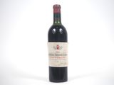 une bouteille de vin posée sur une table