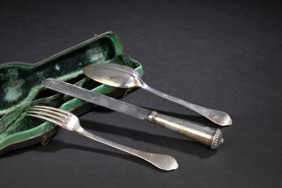 trois fourchettes et deux cuillères dans un étui vert
