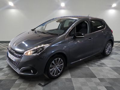 la photo d'une voiture grise garée dans un garage