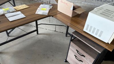 2 tables en formica. 2 petits repose pied.