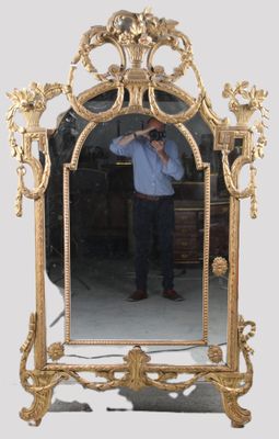 un homme se prenant en photo dans un miroir