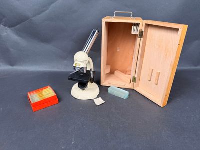 Microscope en métal laqué blanc, dans sa boîte en bois (boît…