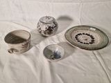 plusieurs pièces de poterie posées sur un drap blanc