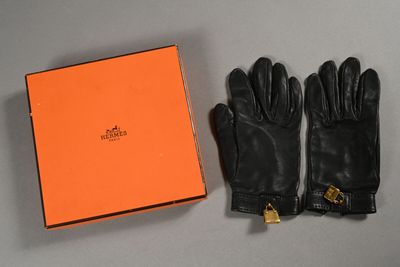 HERMES Paris. Paire de gants en cuir noir retenant des charm…