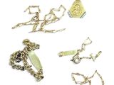 plusieurs bijoux, dont un collier, un bracelet et une pièce de monnaie