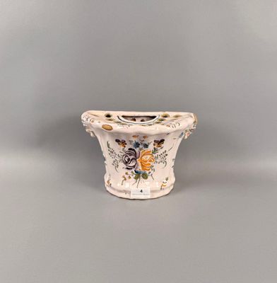 Bouquetière en faïence à décor floral.