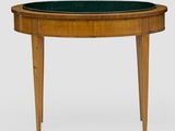 une table ronde avec un plateau en verre vert et des pieds en bois
