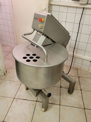 a machine that is sitting on the floor in the kitchen