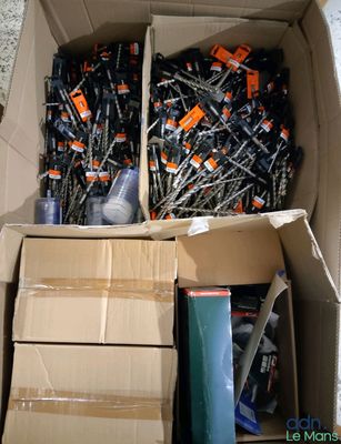 une boîte en carton remplie de piles et d'autres objets