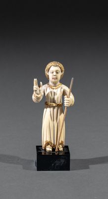 figurine en ivoire sculpté représentant un moine tenant un bâton et un bâton