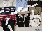beaucoup de vêtements exposés sur une étagère