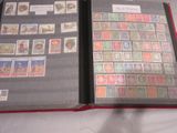 un livre avec des timbres, posé sur une table