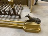 une statue représentant un chien assis sur un banc à côté d'un lit