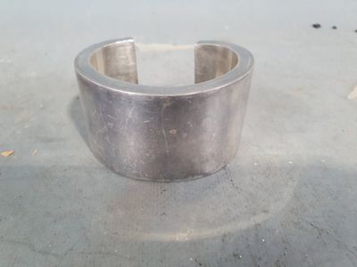 une bague en argent posée sur une table