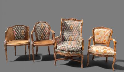 trois chaises et une chaise avec un coussin sur fond gris