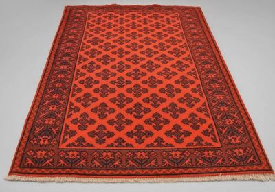 un tapis orange et noir sur fond blanc