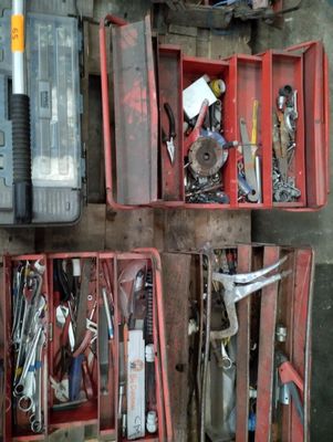 Dans 4 caisses (3 métal et 1 plastique): pinces coupe-tubes, clés plat - Photo 1