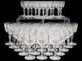 un grand nombre de verres à vin posés sur une table