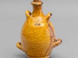 une image représentant un vase jaune posé sur une table