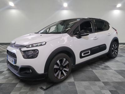 la citrole blanche est garee sur un carrelage en damier