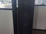 un classeur noir dans un bureau, doté d'une porte vitrée