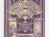 un vieux livre avec une couverture violette sur fond blanc