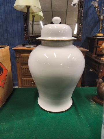 Important pour couvert en porcelaine à liseré doré. H 42,5 cm