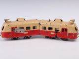 un petit train posé sur une surface blanche