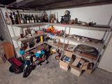 une pièce avec beaucoup d'objets sur les étagères