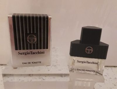 deux flacons de parfum posés l'un à côté de l'autre sur un comptoir