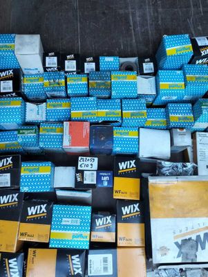 de nombreuses boîtes contenant différents types de cire, posées par terre